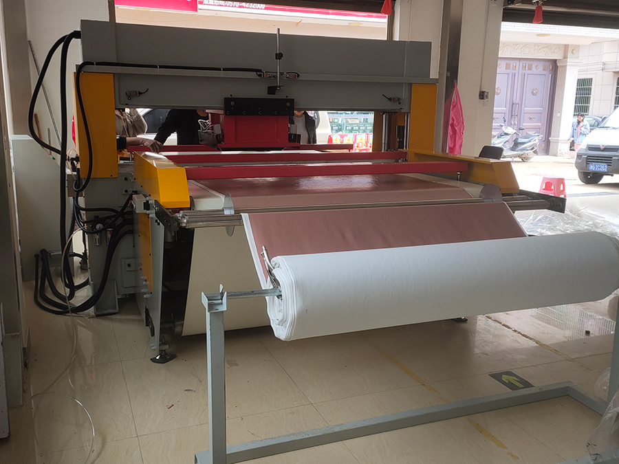 全自動(dòng)送料輸送帶移動(dòng)頭裁斷機(jī)